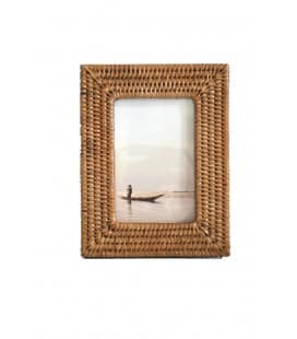 Zoom "S". Photo frame in honey rattan. Freestanding or wall-mounted.